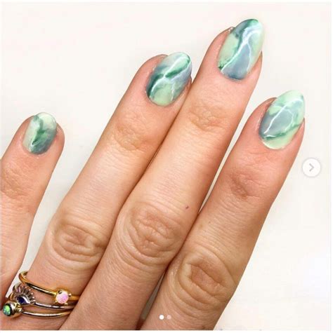 22 unghie color verde da provare: Nail art e disegni eleganti.